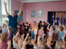 Hudební program pana Vojkůvky spojil děti z mateřské i základní školy